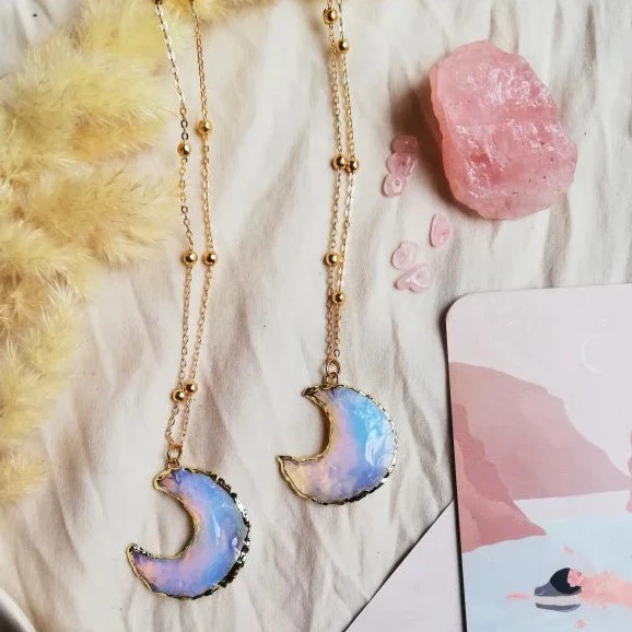 Collier doré Lune avec Opalite - La Femme Or - Image 3