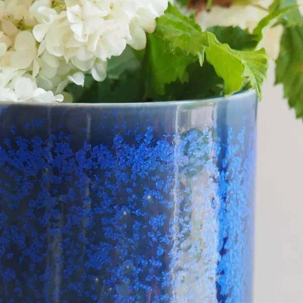 Grand vase fait-main coulant en céramique bleu klein - Image 3